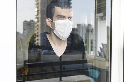 Consecuencias psicológicas del coronavirus joven triste y confinado por coronavirus